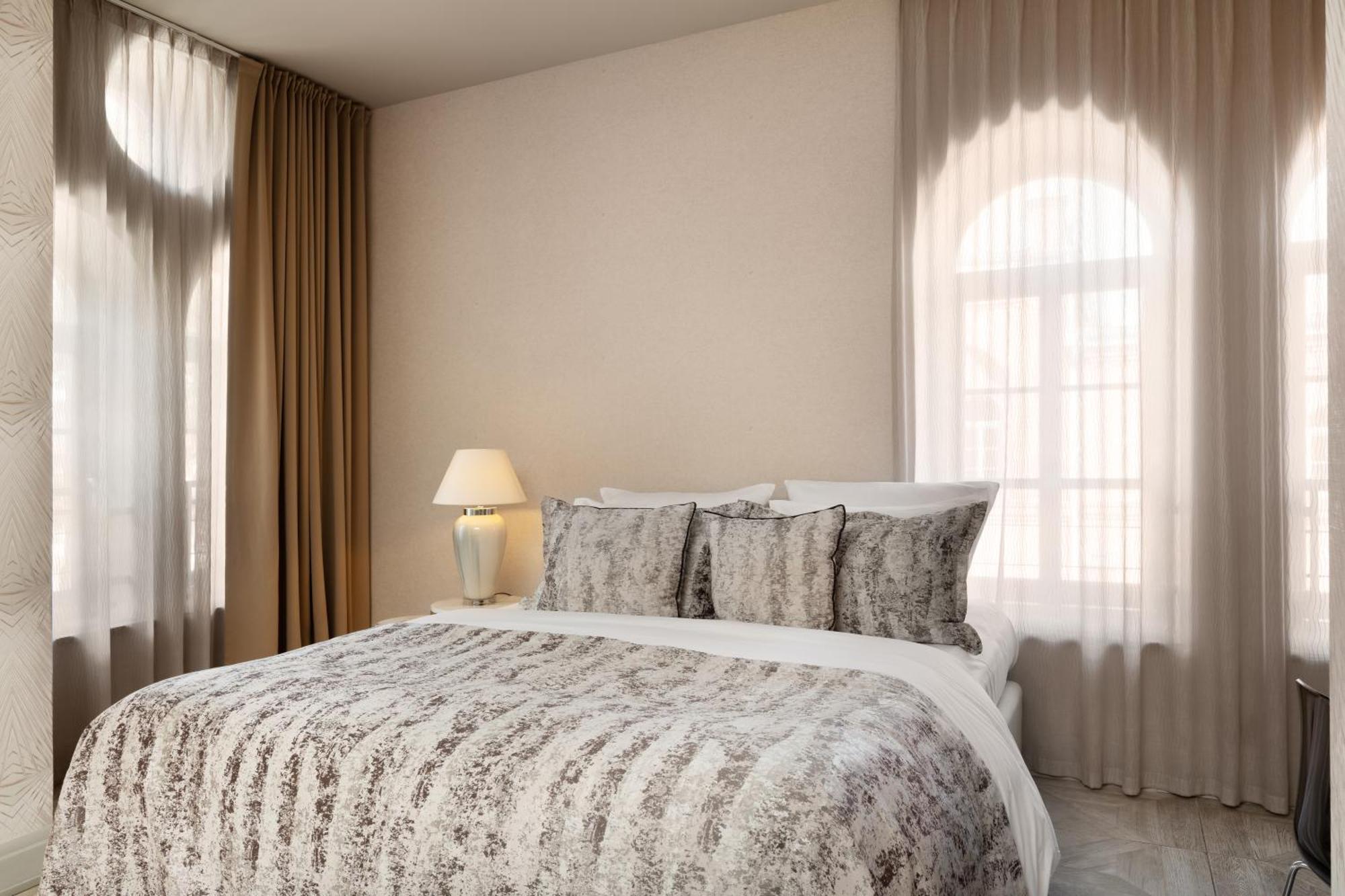 سيتي بارك هوتيل آند ريزيدنس بوزنان المظهر الخارجي الصورة A bedroom at the hotel