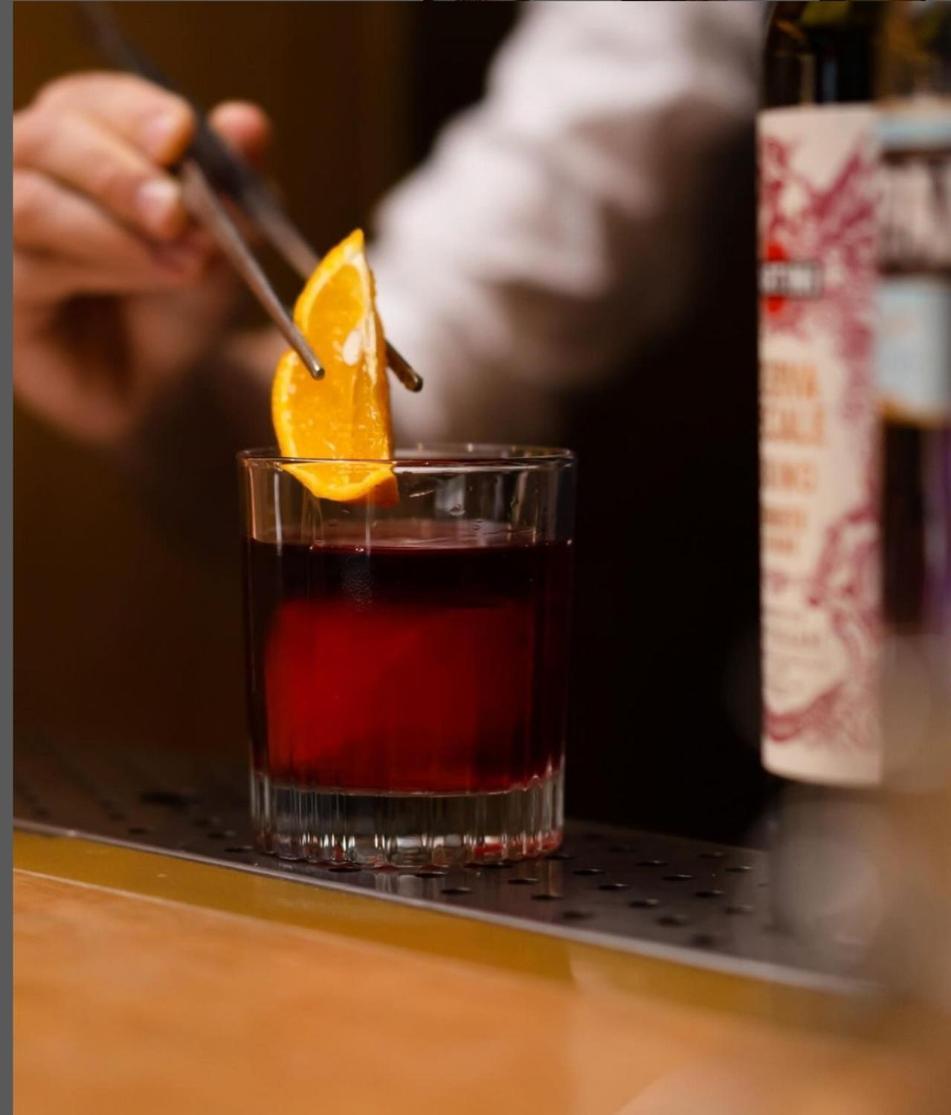 سيتي بارك هوتيل آند ريزيدنس بوزنان المظهر الخارجي الصورة A Manhattan cocktail