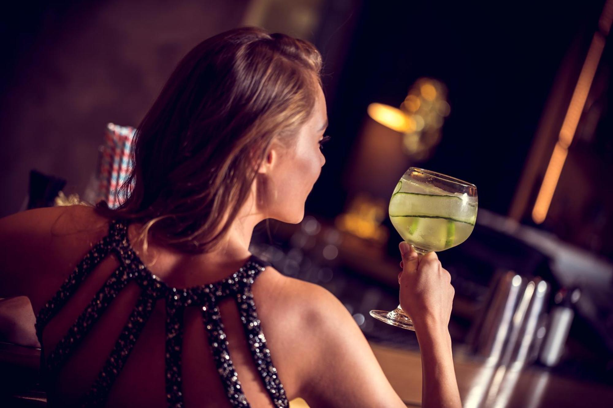 سيتي بارك هوتيل آند ريزيدنس بوزنان المظهر الخارجي الصورة A woman drinking a cocktail