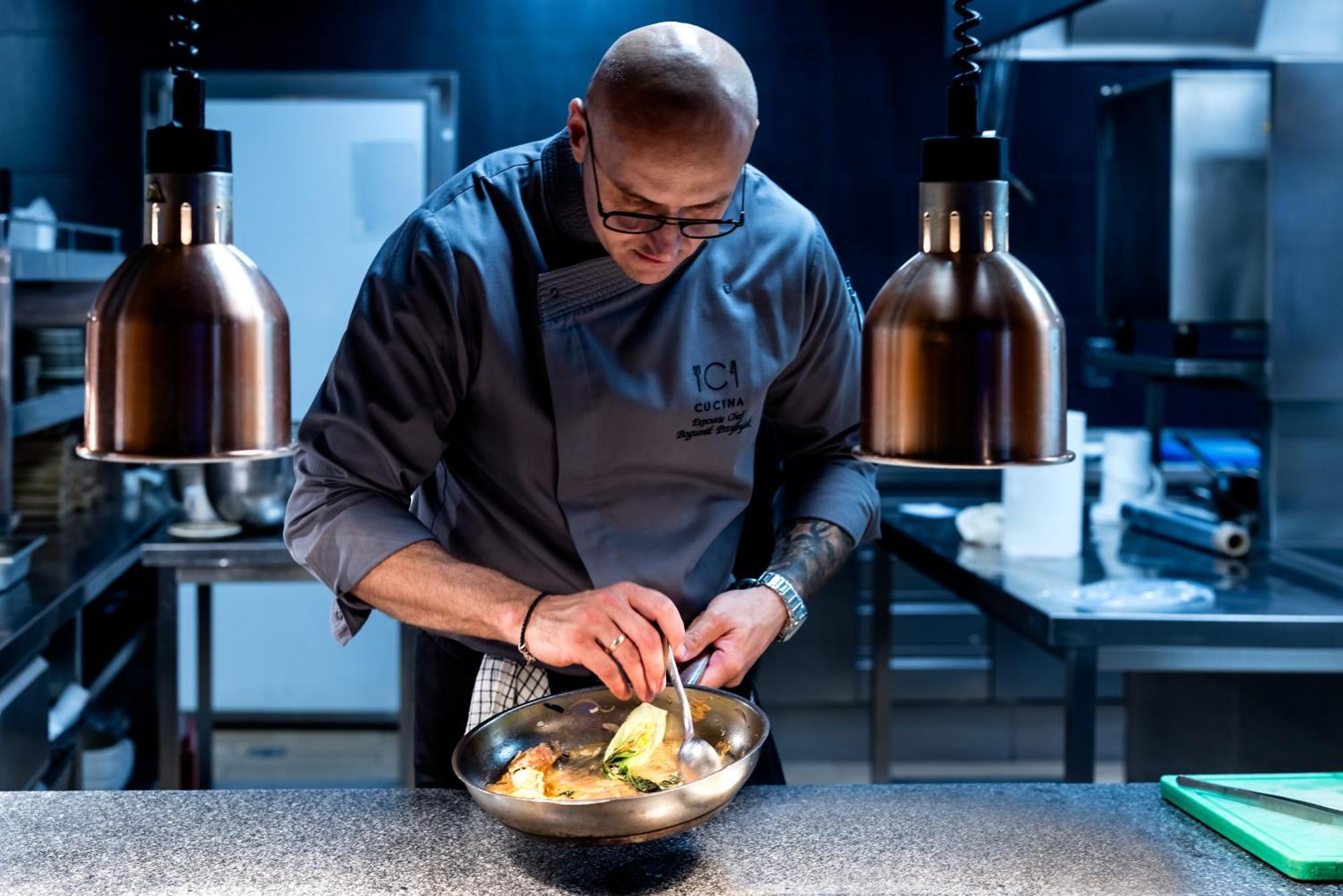 سيتي بارك هوتيل آند ريزيدنس بوزنان المظهر الخارجي الصورة A chef preparing a dish